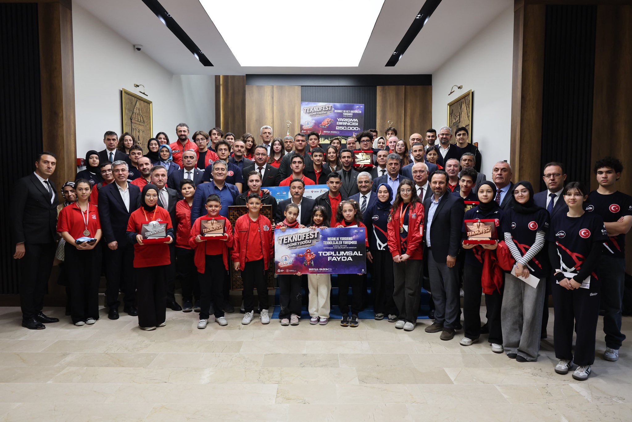Valimiz Sayın Gökmen Çiçek, TEKNOFEST ve TÜBİTAK’ta Başarı Gösteren Öğrencileri Kabul Etti